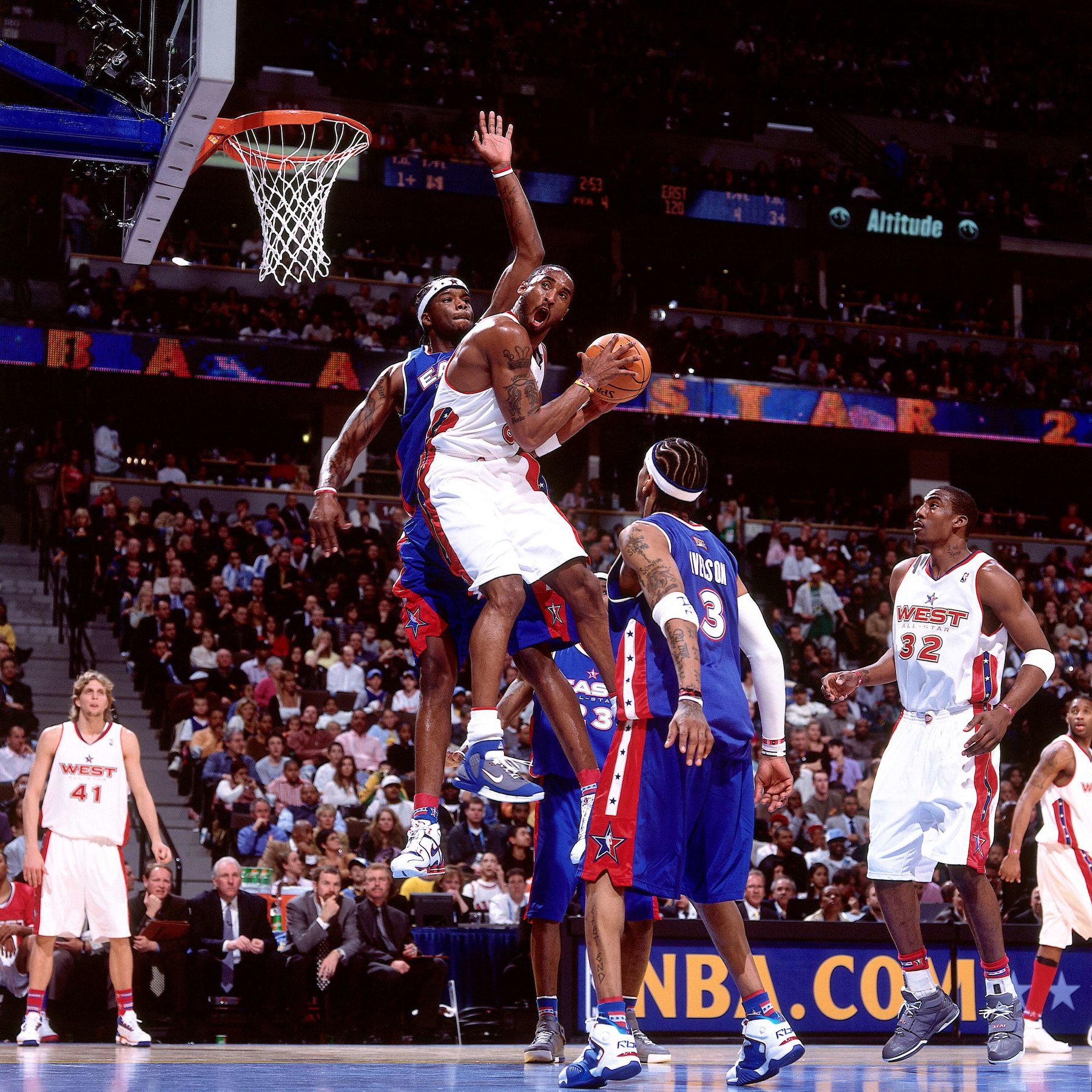NBA - 52260296ADB_DNA025522022 DENVER - FEBRUARY 20: Kobe Bryant 