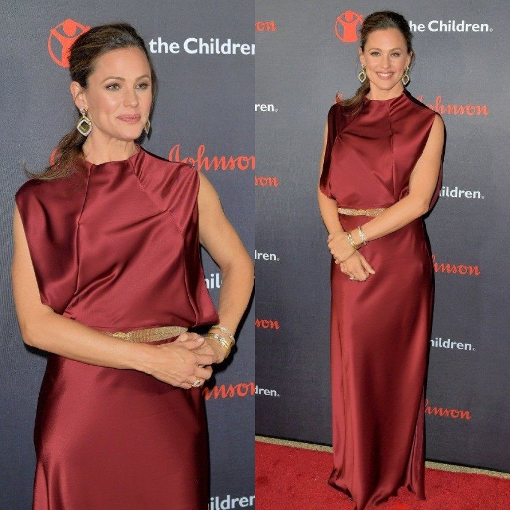 jennifer garner halter dress is breathtaking in this maroon satin gown! 😍🔥 https://et.tv/2DEKhCJ Print dress