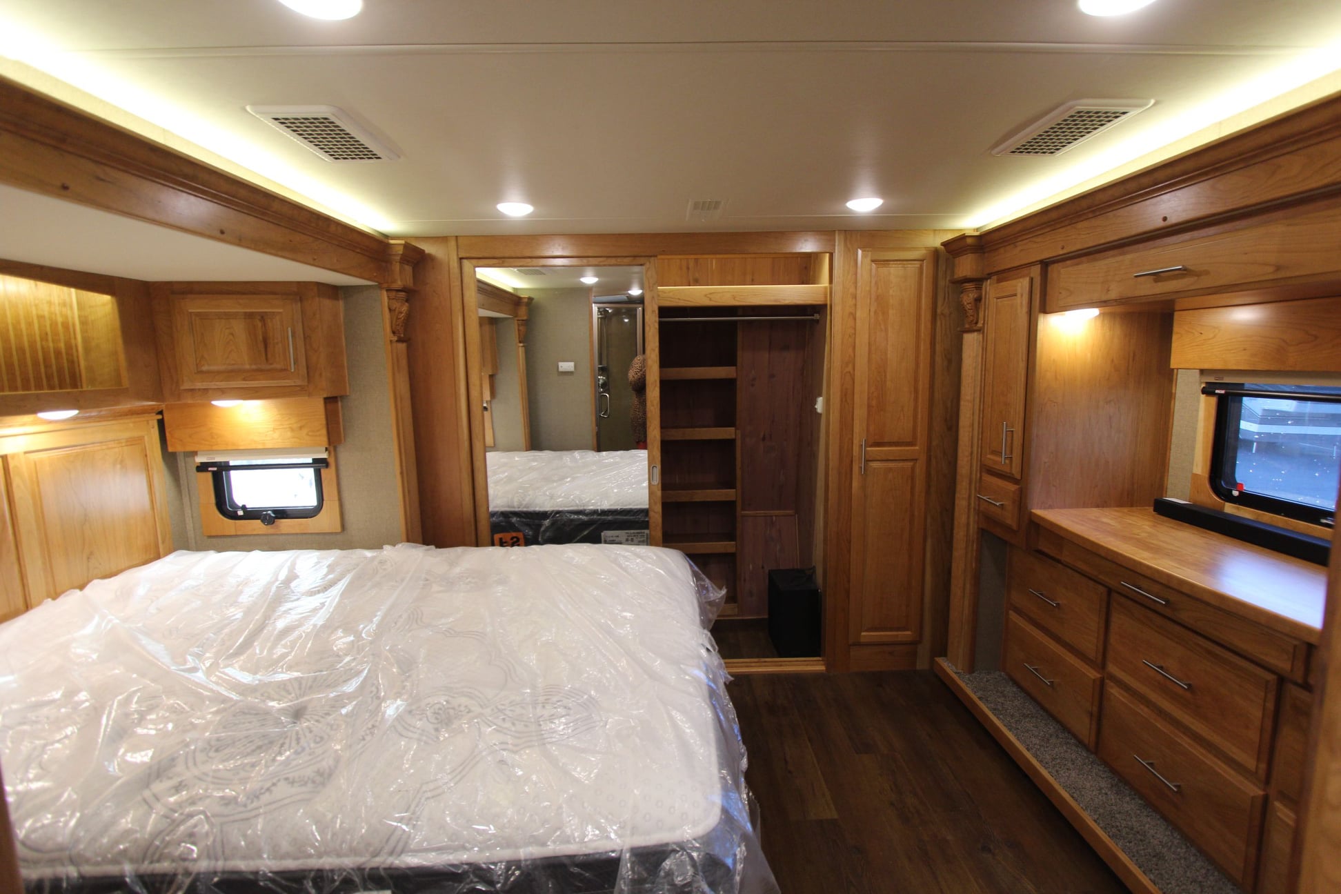 New Horizons RV - 48ft Majestic Toy Hauler M48CKT4S