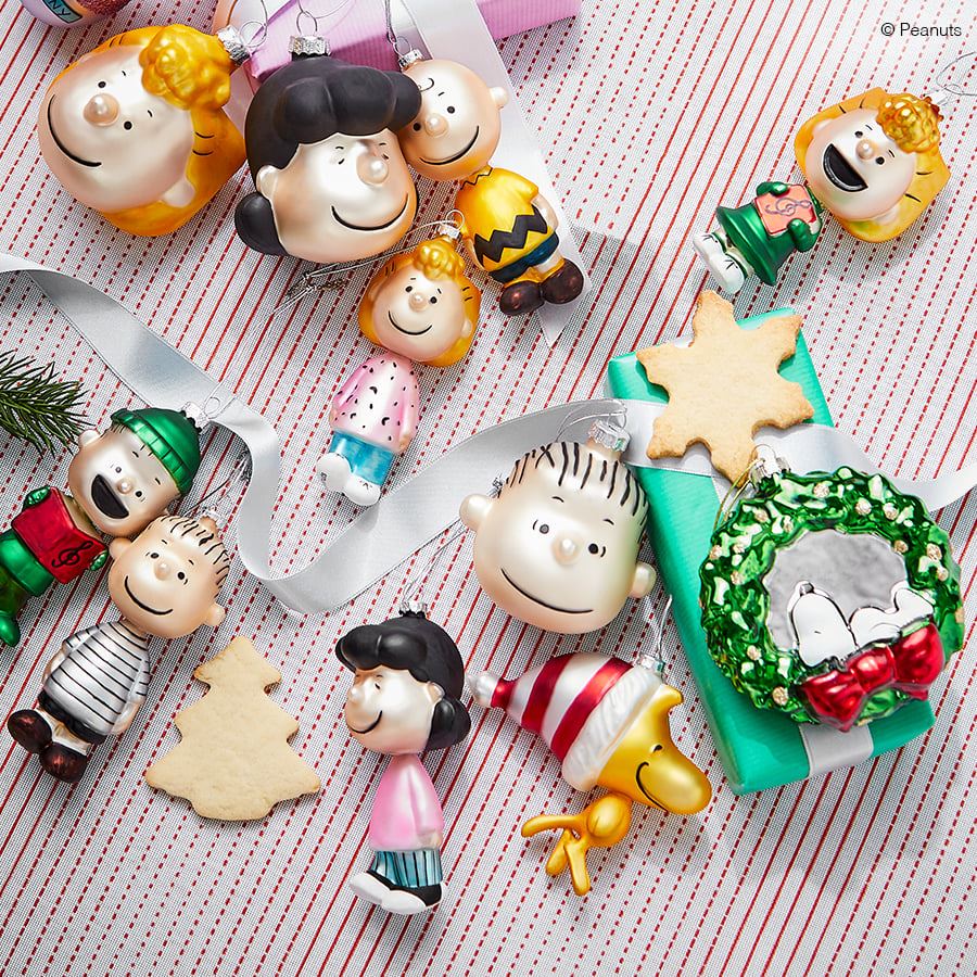 Weihnachten feiern mit Charlie Brown und seinen Freunden – warum nicht?! Die Peanuts® zieren bei uns auch dieses Jahr wieder zahlreiche Weihnachtsartikel 🎄 Von der Weihnachtskugel bis hin zu der Gesch