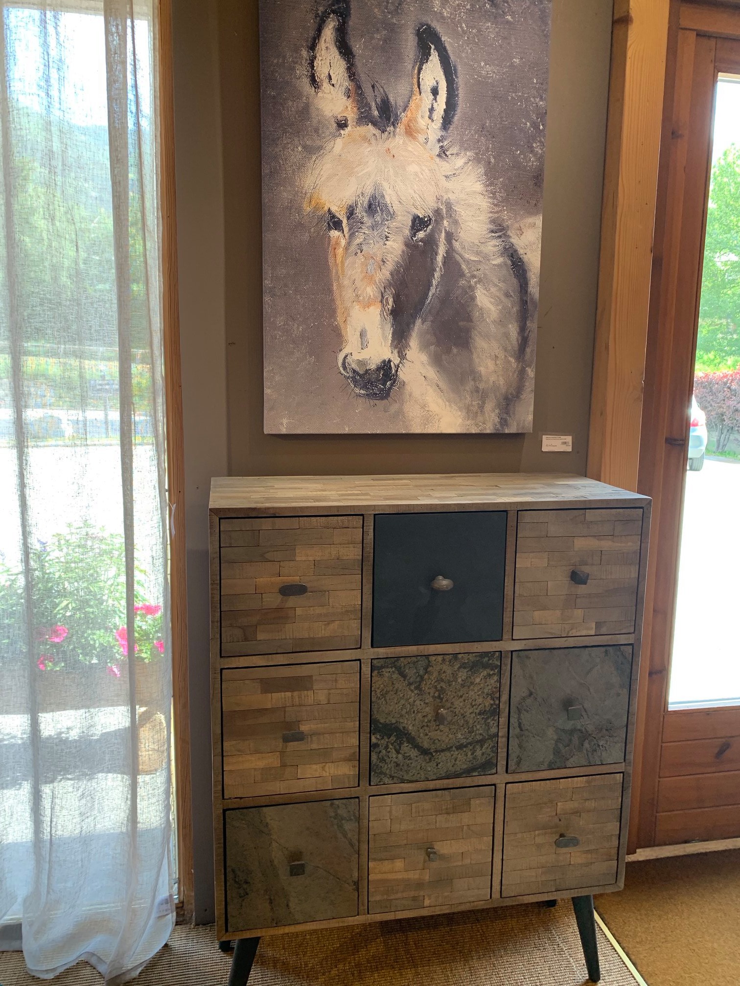 Voici une petite commode originale et... - LeCoinMontagne.com