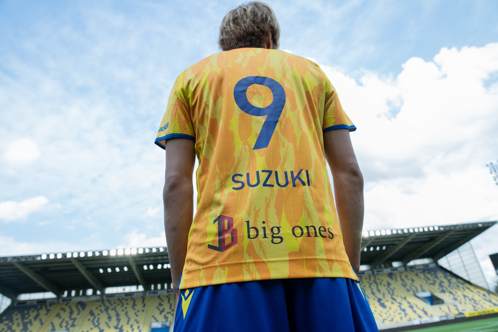 🐥👌 NEW SHIRT DESIGN! STVV & Macron = 💛💙 What do you think