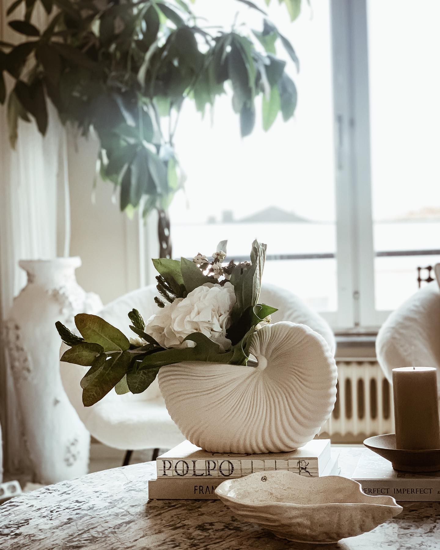 The Shell Pot adds a delicate detail to any room, whether it's stood on its own or filled with beautiful greenery, like at home with Hanna Bergmark