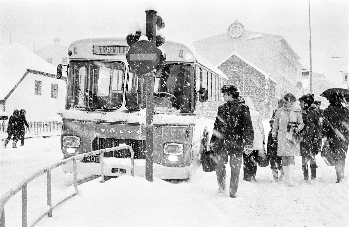 Janúar 1971, vetrarfærð í Reykjavík. Á þessum tíma keyrðu strætisvagnar ...