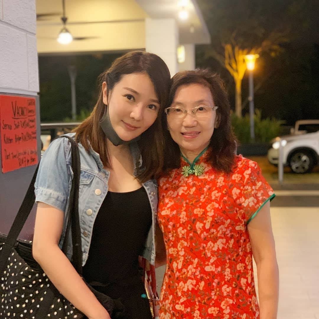 Happy birthday to my beloved mom.. .... - 童冰玉 Tong Bing Yu