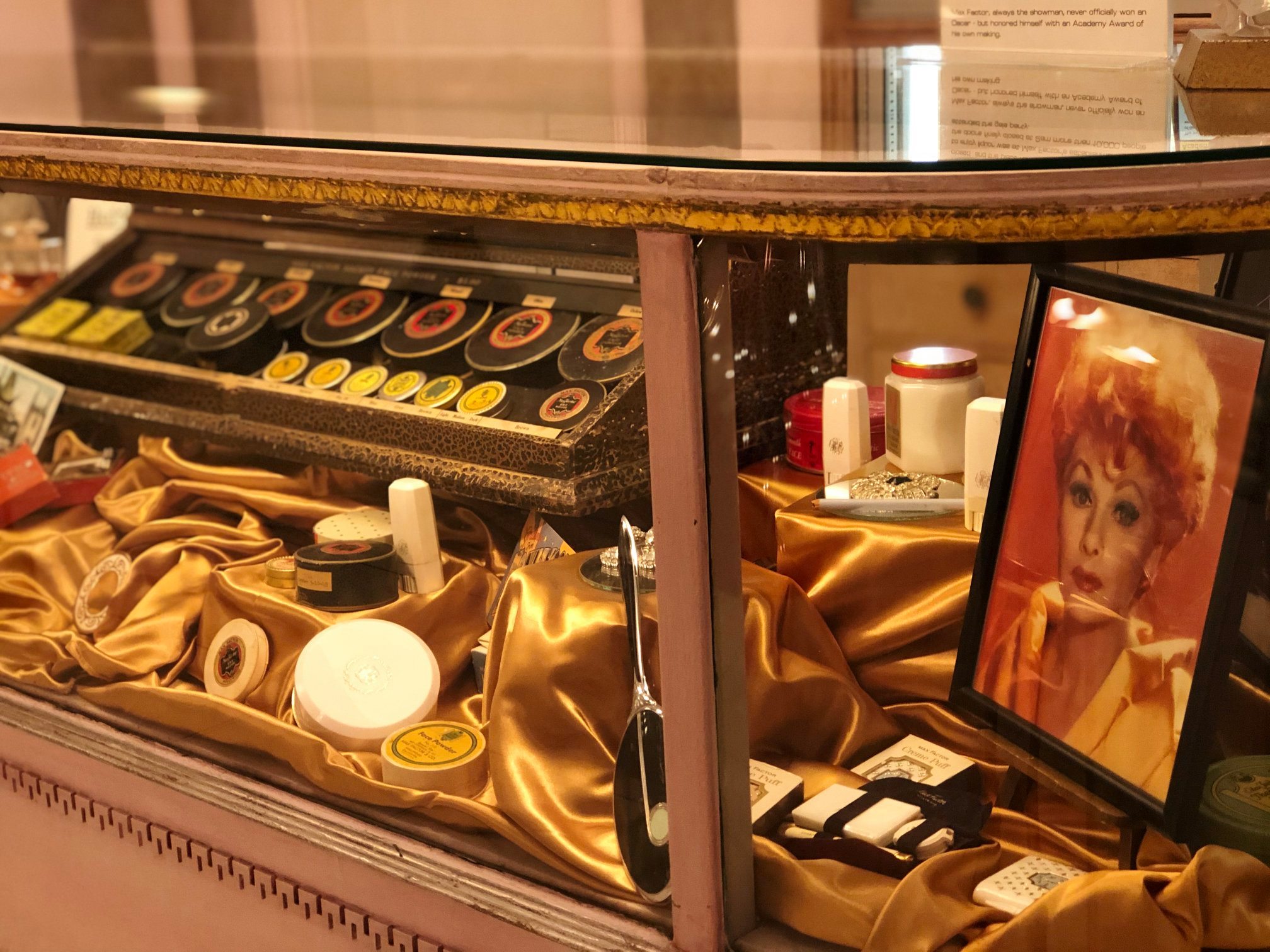 マックスファクター　メイク　MAX FACTOR'S HOLLYWOOD Vintage Max Factor makeup at The Hollywood Museum