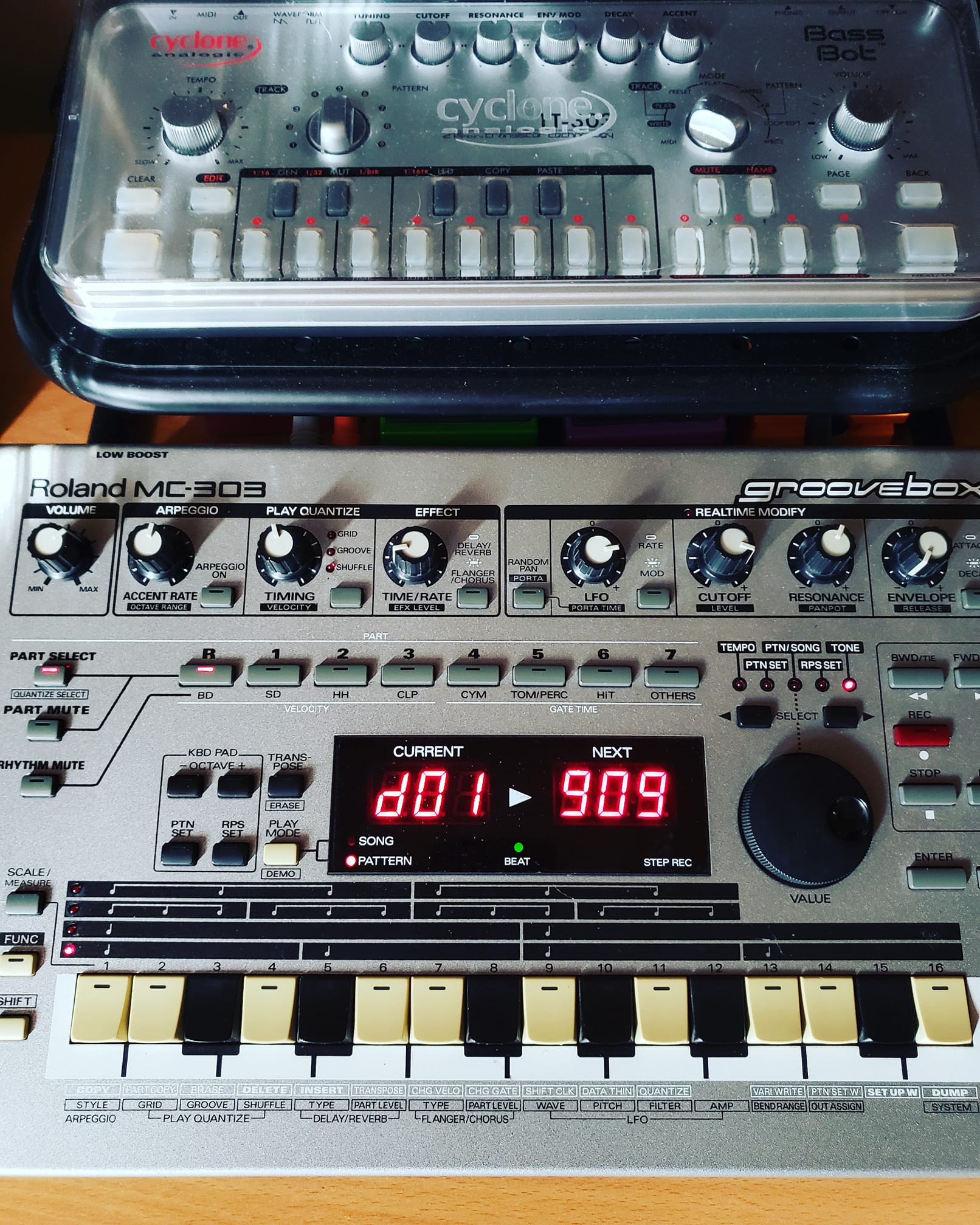Roland MC-307 groovebox features and details