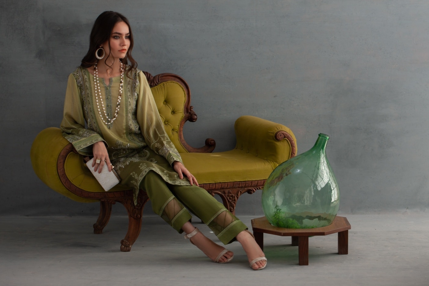 The best look anytime and anywhere!... - THREADS AND MOTIFS
