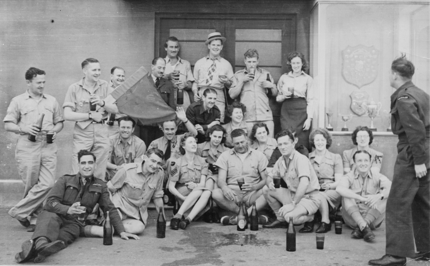 Air Force Museum of New Zealand - Group of men and women celebrating ...