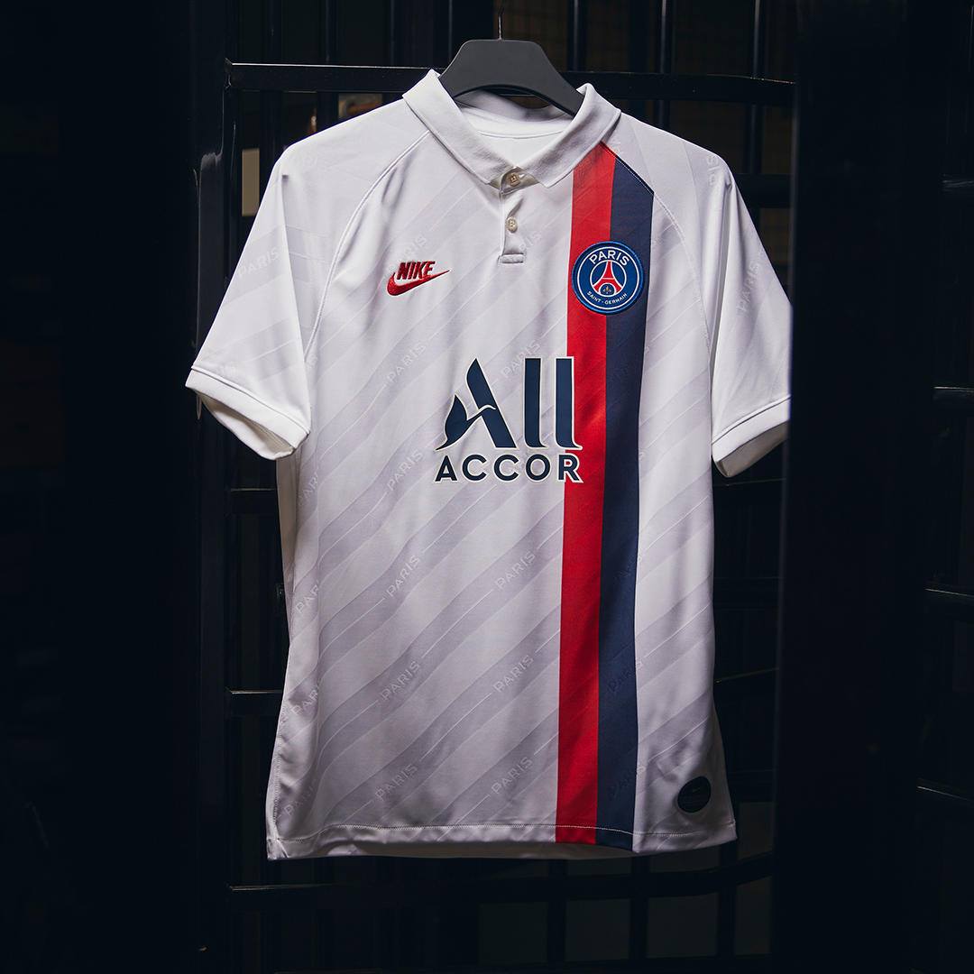 ishowspeed gets his hands on a PSG kit for the first time at