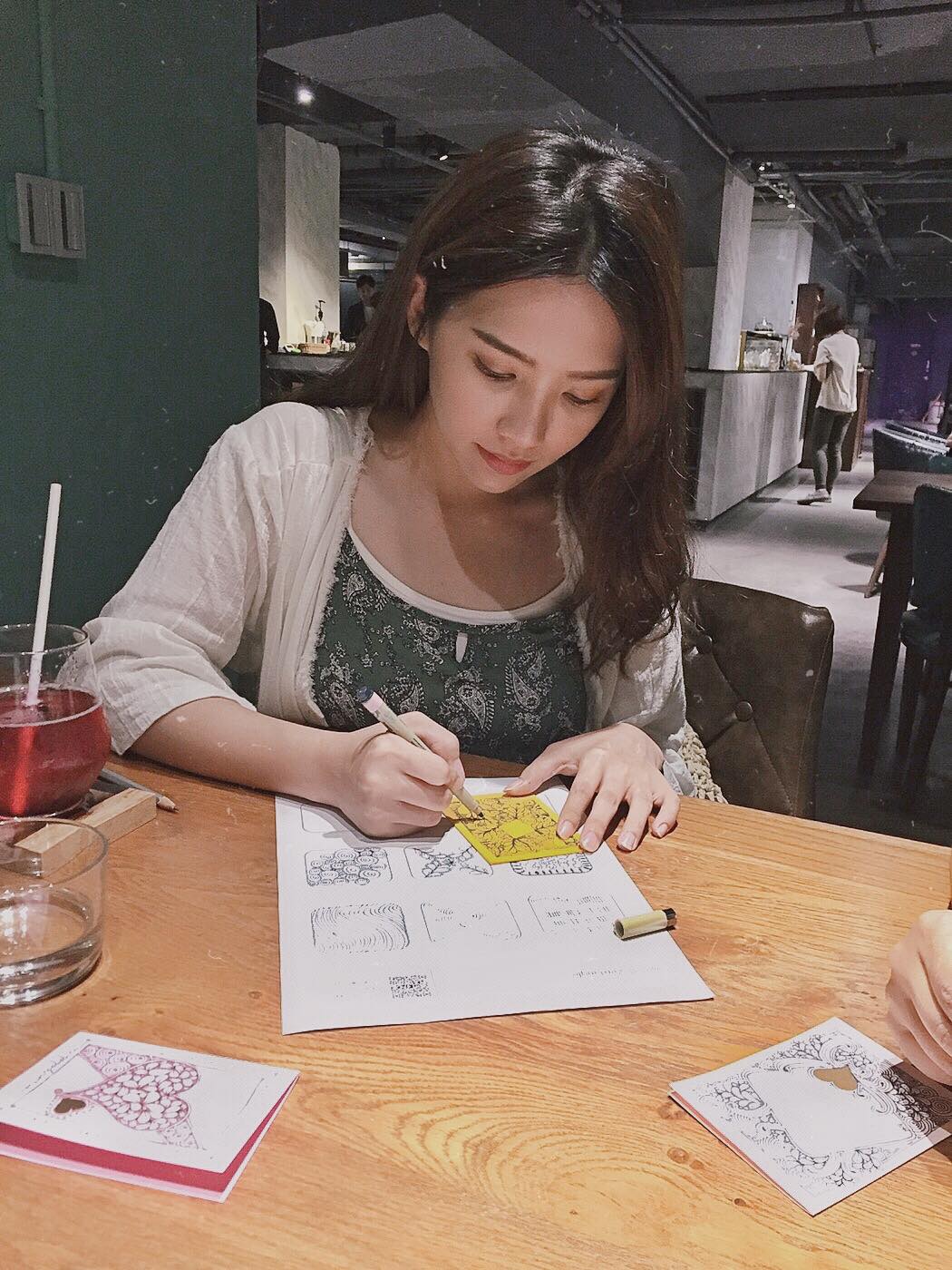 Marie Lin - 「總羨慕那些會作畫的人」 那天去上了黃瑤瑤老師的金心禪繞畫和晶星輕彩繪課程... | Facebook
