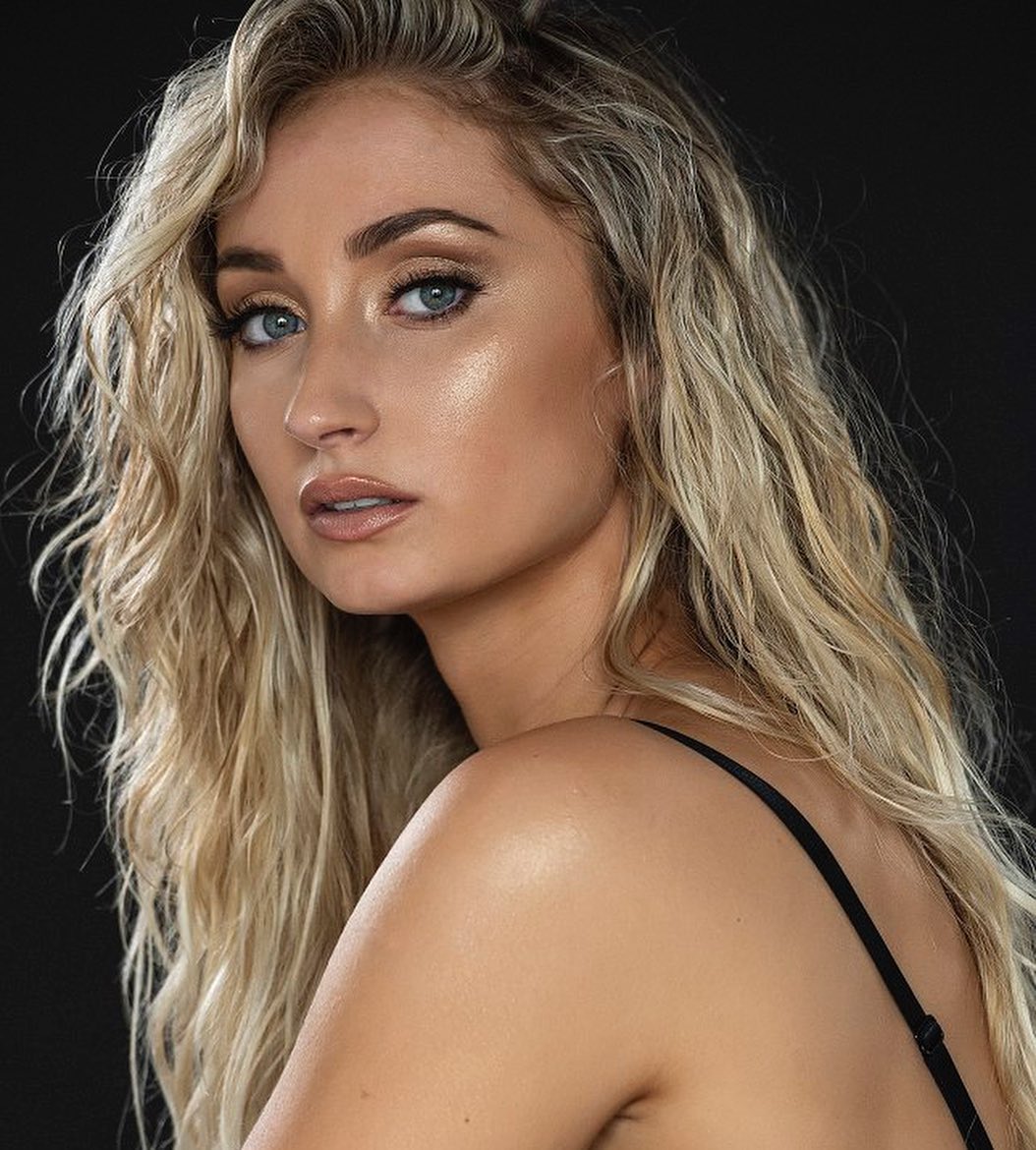 DYNASTY MODELS // Sarah is... - Dynasty Models & Talent