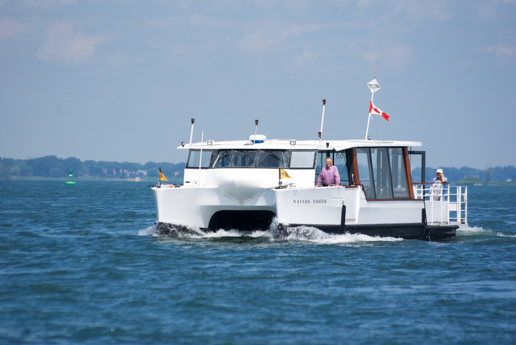 Embarcation De Plaisance Qui Rencontre Un Traversier