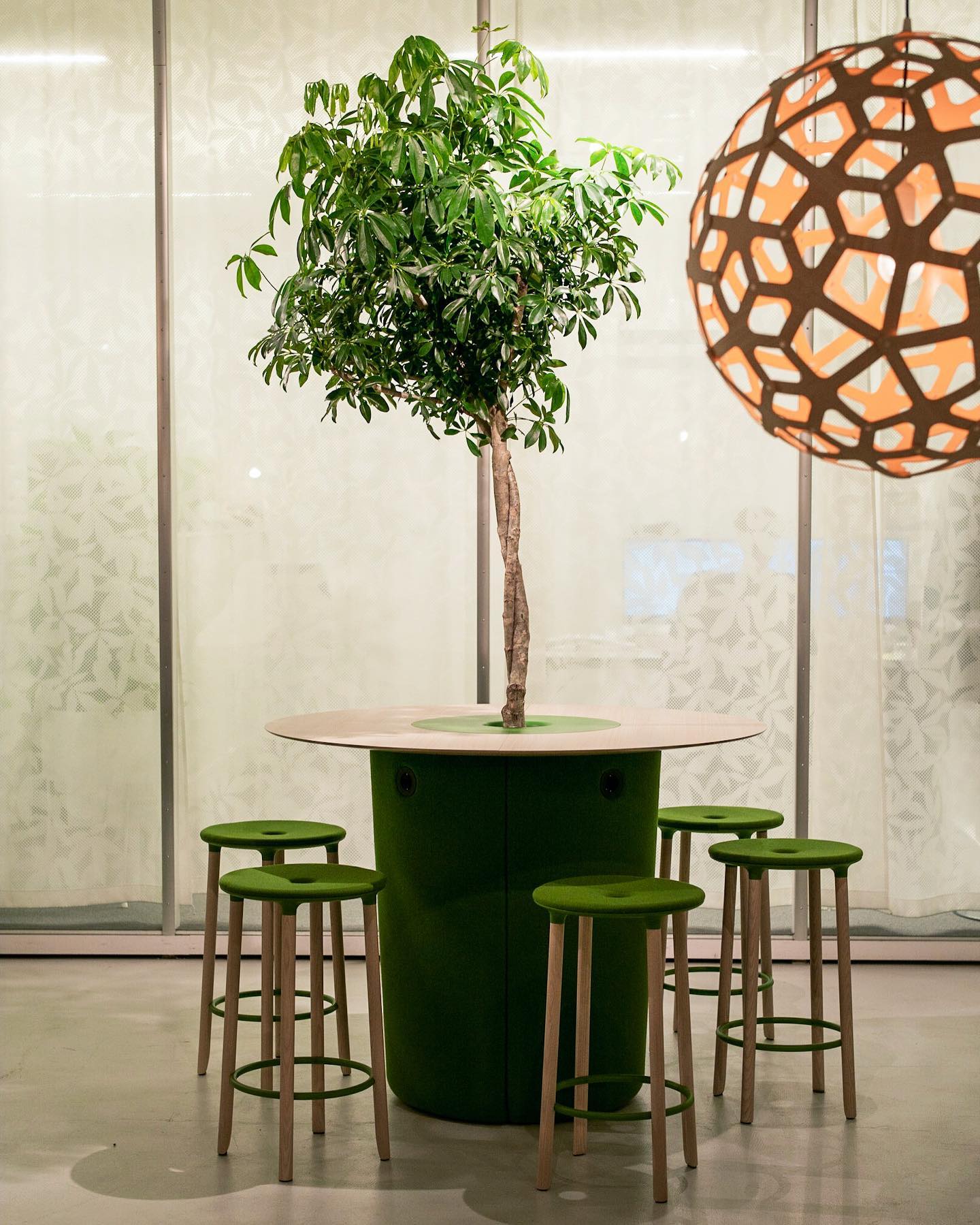 OFFECCT - ⌜ On Point ⌟ “On Point table is designed to allow full ...