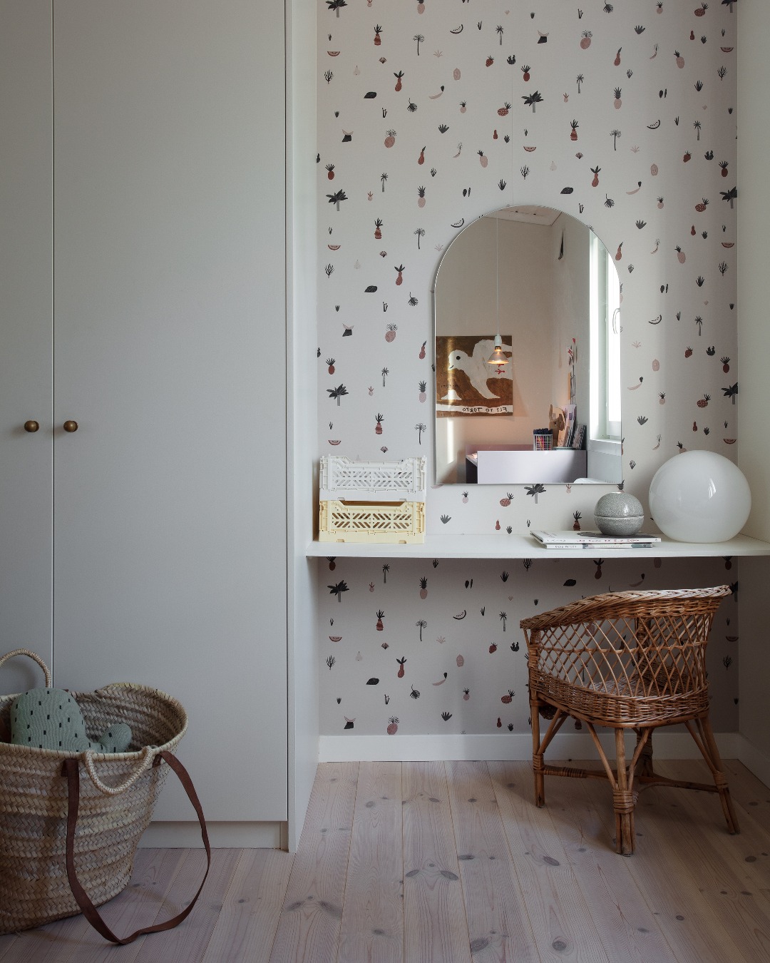 With our Fruiticana Wallpaper, you can close your eyes and dream yourself away to a tropical island with the sound of the roaring ocean in the background. In @bloggaibagis home, her little