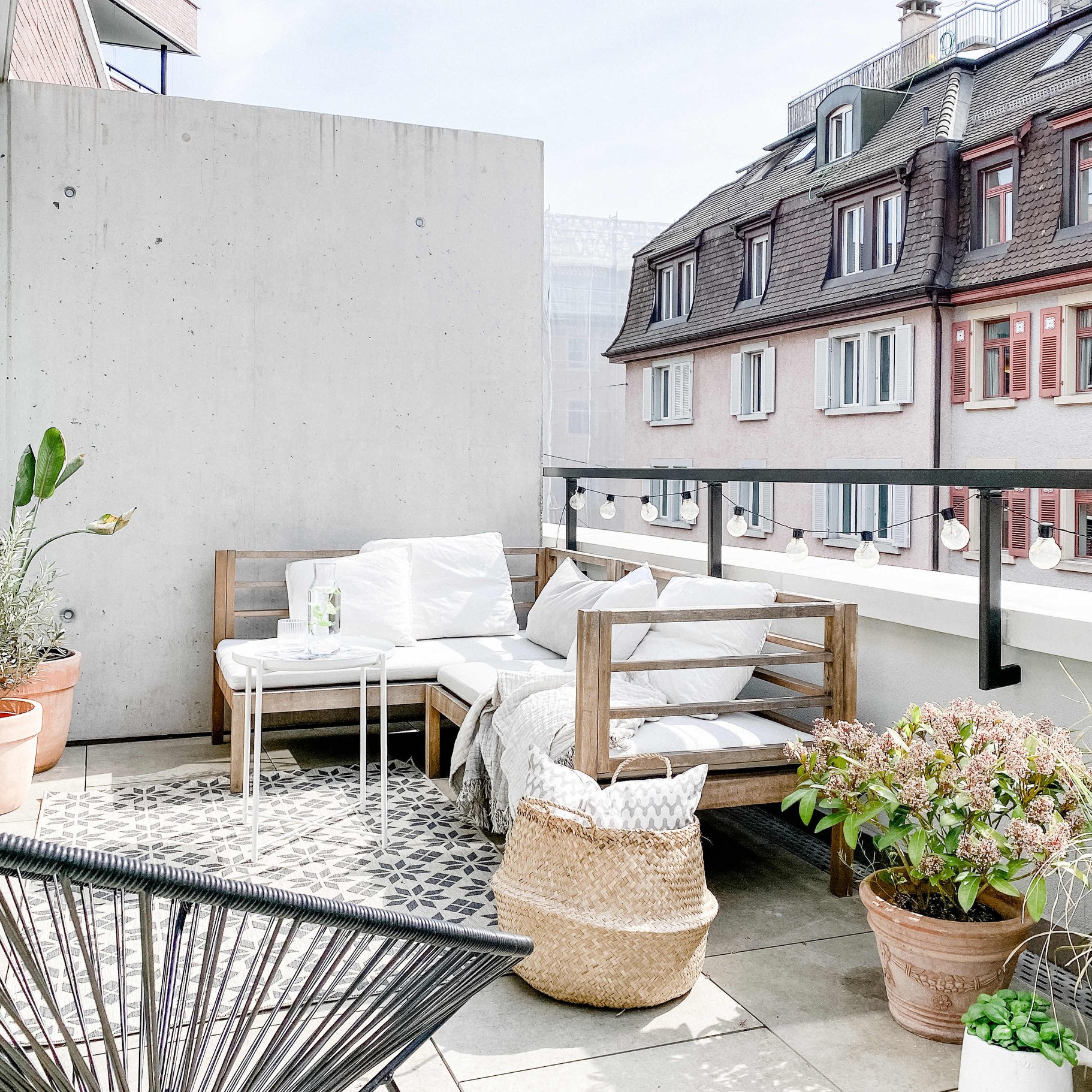 Die gemütliche Eckbank auf dem Balkon von Mitglied Villa Neustadt lädt zum Faulenzen in der Sonne ein ♥ Entdecke bei uns die gemütlichsten Gartenmöbel → https://bit.ly/2JeU9E6