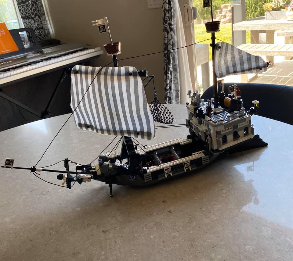Ahoy ! 🏴‍☠️ This is the crew i made for my 70413 MOC (The top