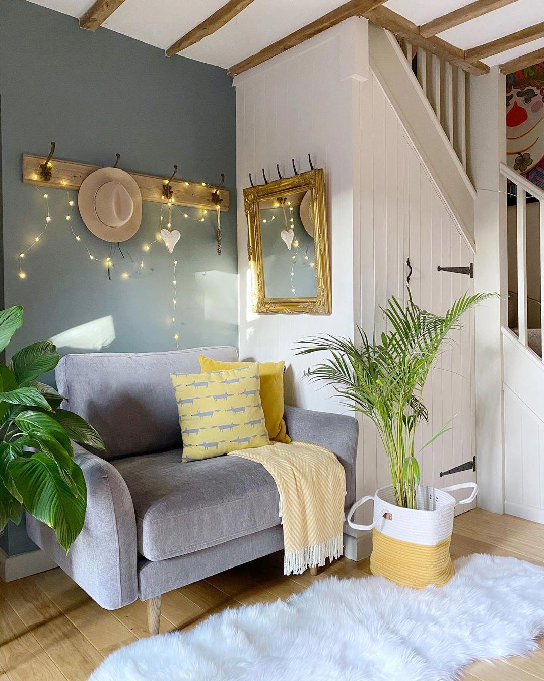 Wohnklamotte - Was für eine schöne Ecke. 🌿✨Dieser Flur ist total freundlich und einladend. Gefällt er Euch auch so gut? ❤️😍 Sessel: bit.ly/Lotti-Sessel MADE | 229,00 €