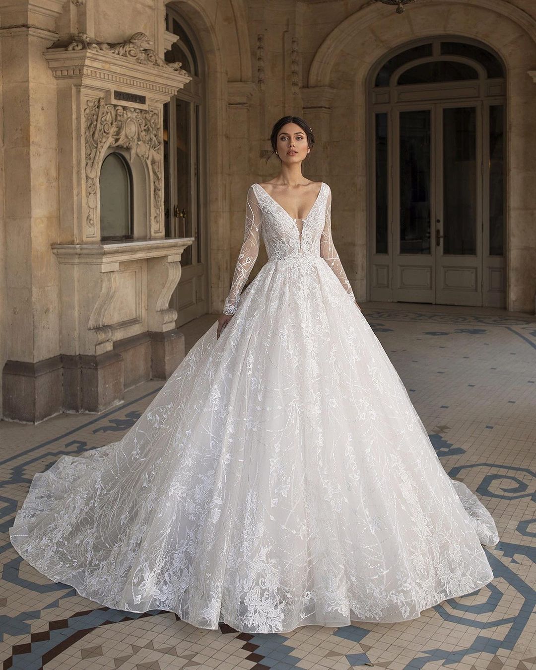 Searching for a dress with a WOW factor? Look no further than the BYINGTON gown by Pronovias! 😍The timeless allure of a fitted, V-neck bodice takes on a magical quality in intricate