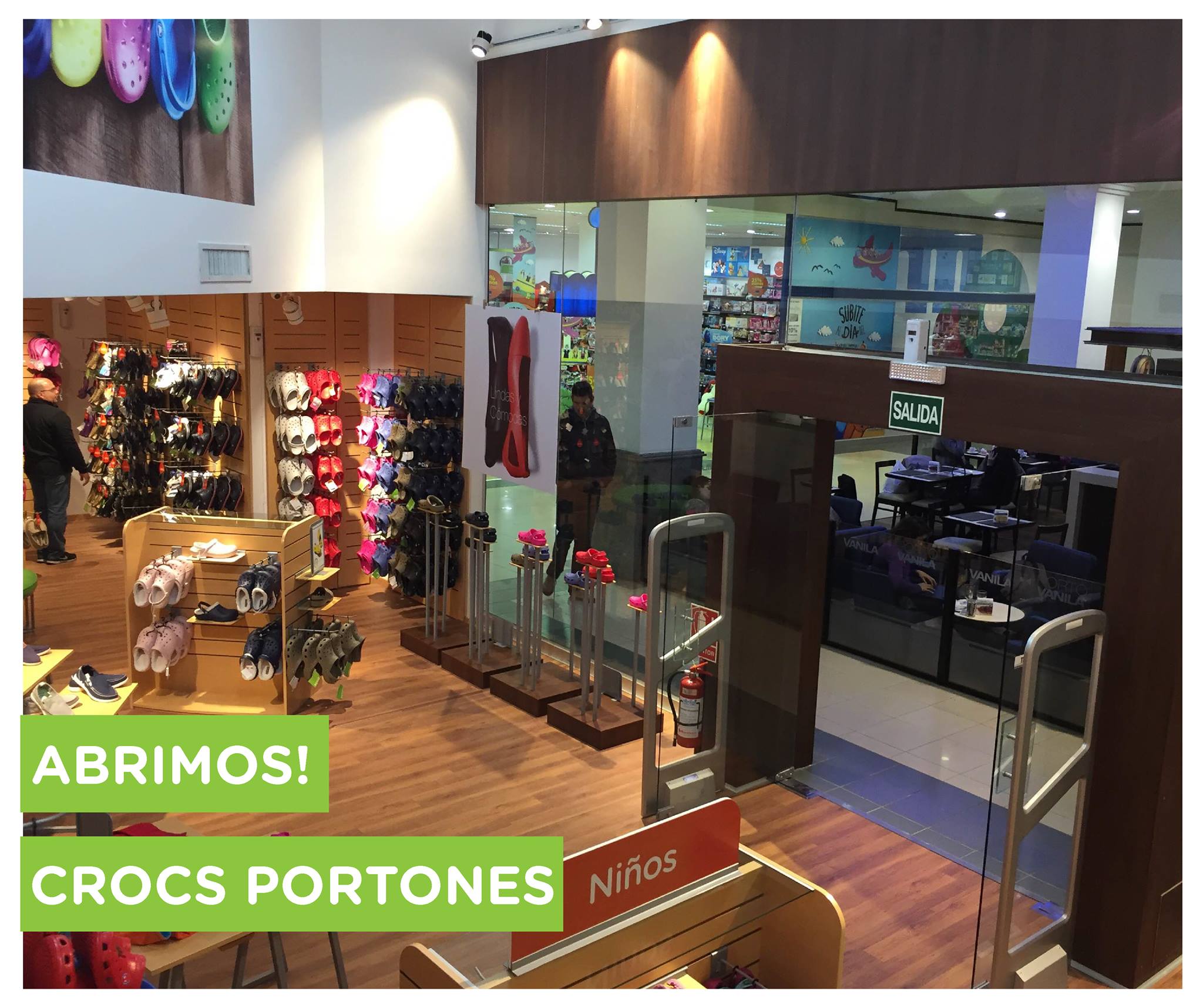 Crocs - Nuevo local en Portones Shopping. Nos acercamos a...