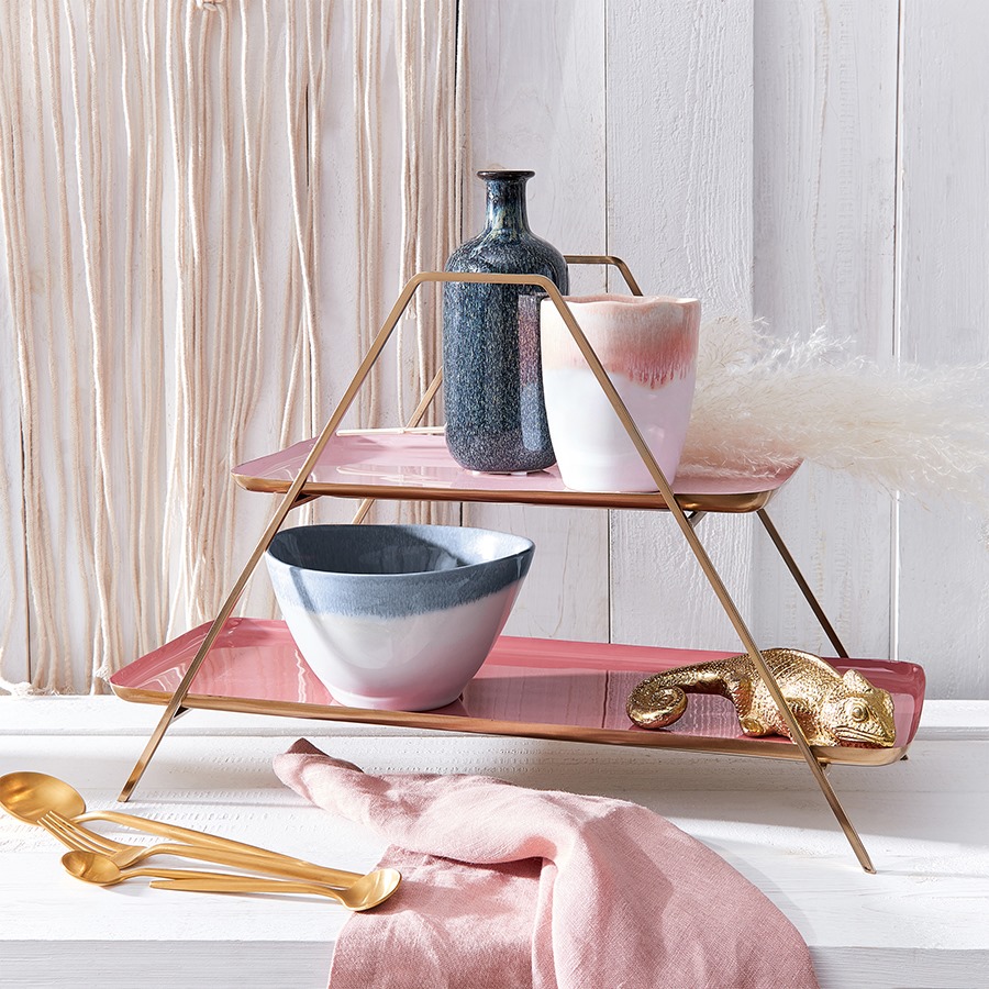 Unsere EMILIE Etagere im Retrolook bietet euch zwei Ebenen, um Gebäck oder andere leckere Kleinigkeiten darauf zu reichen. Oder ihr nutzt die Etagere, um kleine Souvenirs und Lieblingsobjekte dekorati