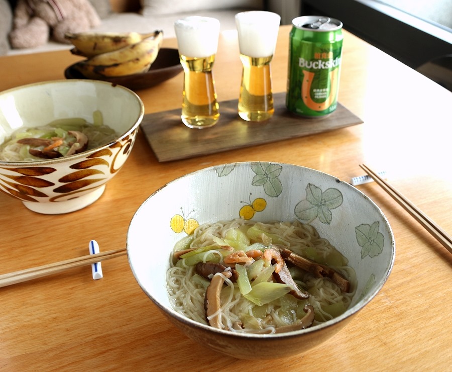 葉怡蘭 Yilan - 今日午餐：青蔥蝦米香菇刺瓜麵線。佐餐酒是台灣柏克金經典皮爾森啤酒。餐後甜點是芭蕉切盤。... | Facebook