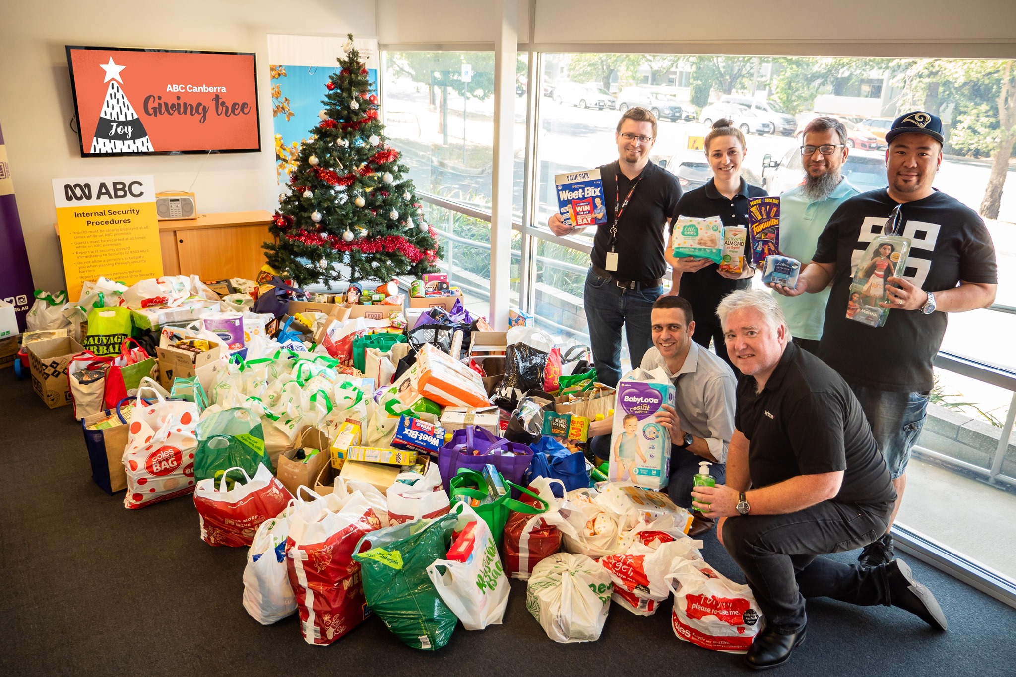 ABC Canberra - We have some very generous neighbours! 🎁...