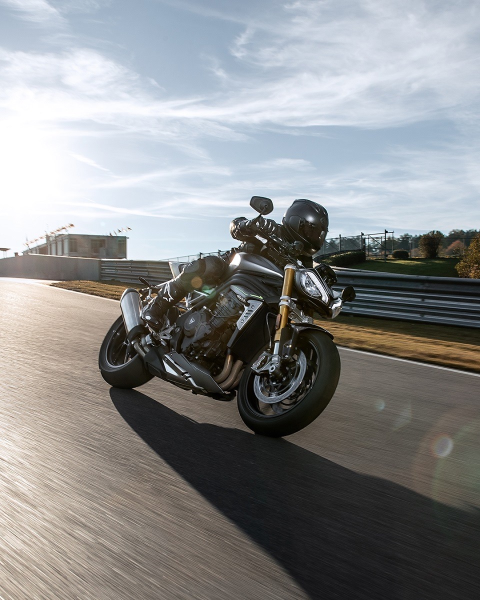 【新型 Speed Triple 1200 RS】 The most... - Triumph Motorcycles