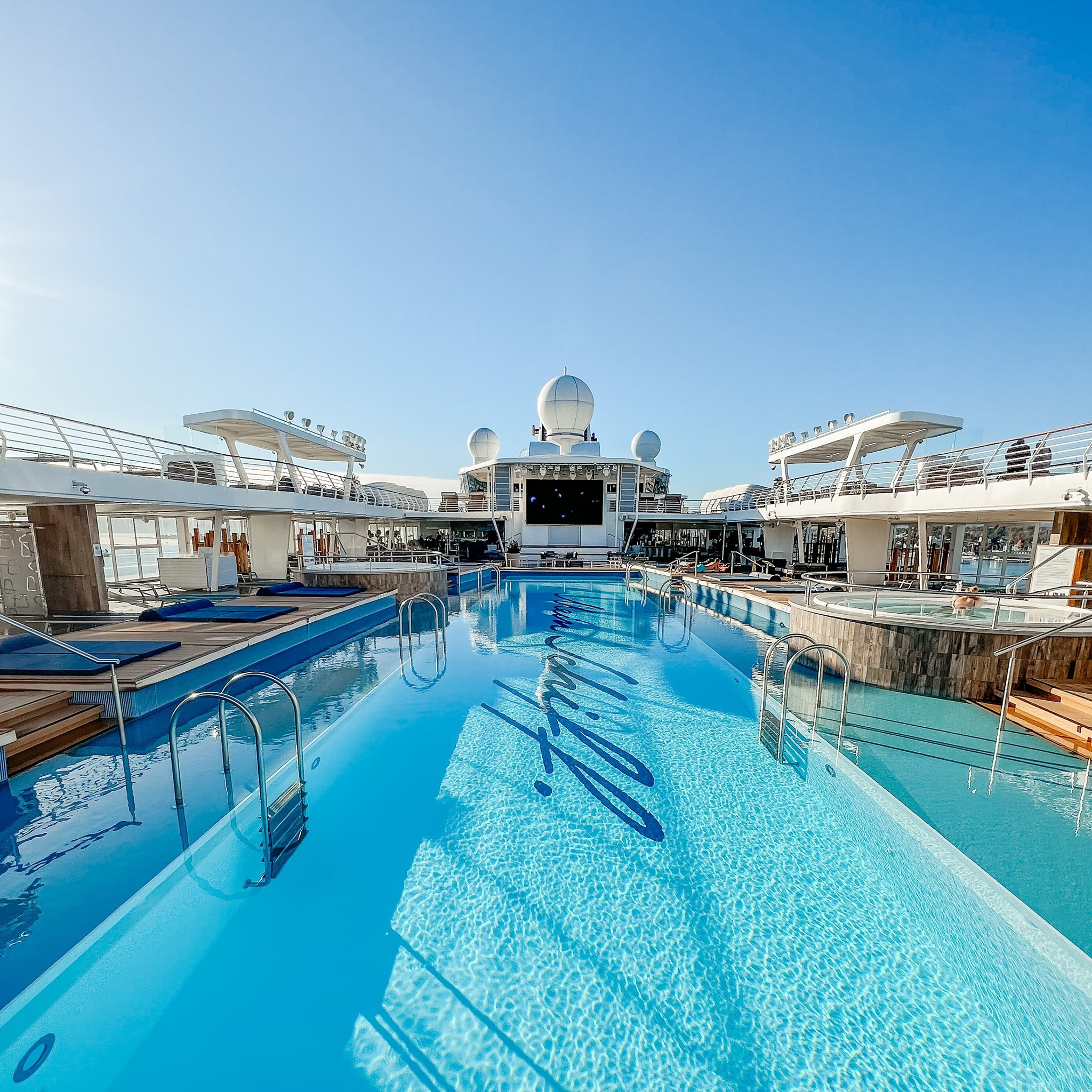 TUI Cruises - Mein Schiff - Der 25 Meter lange Mein Schiff-Pool ist der ...
