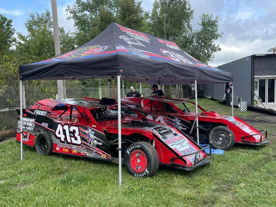 EMD Wraps - This is a pretty pit! 2 EMD wrapped cars & a...