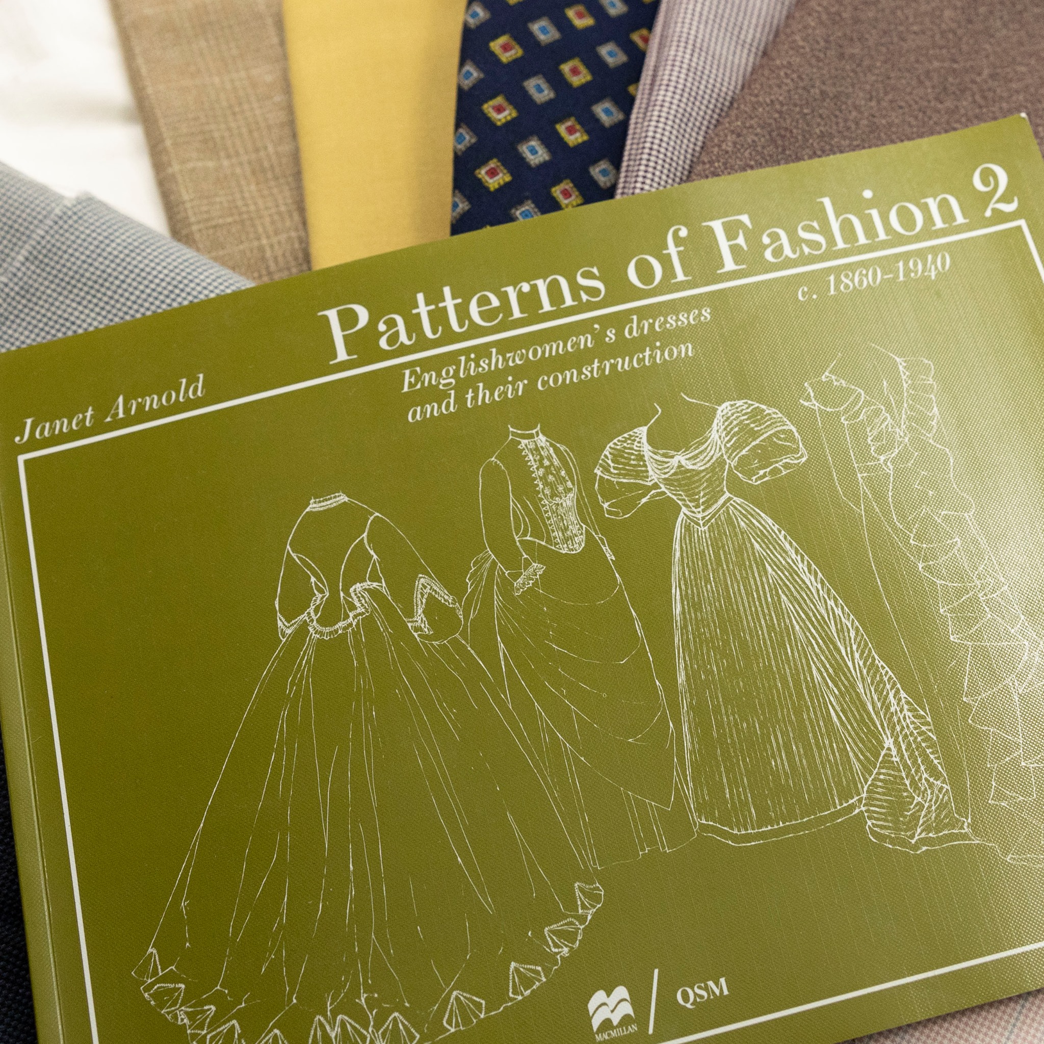 Fashion of Arnold 2 Patterns 洋書 Janet