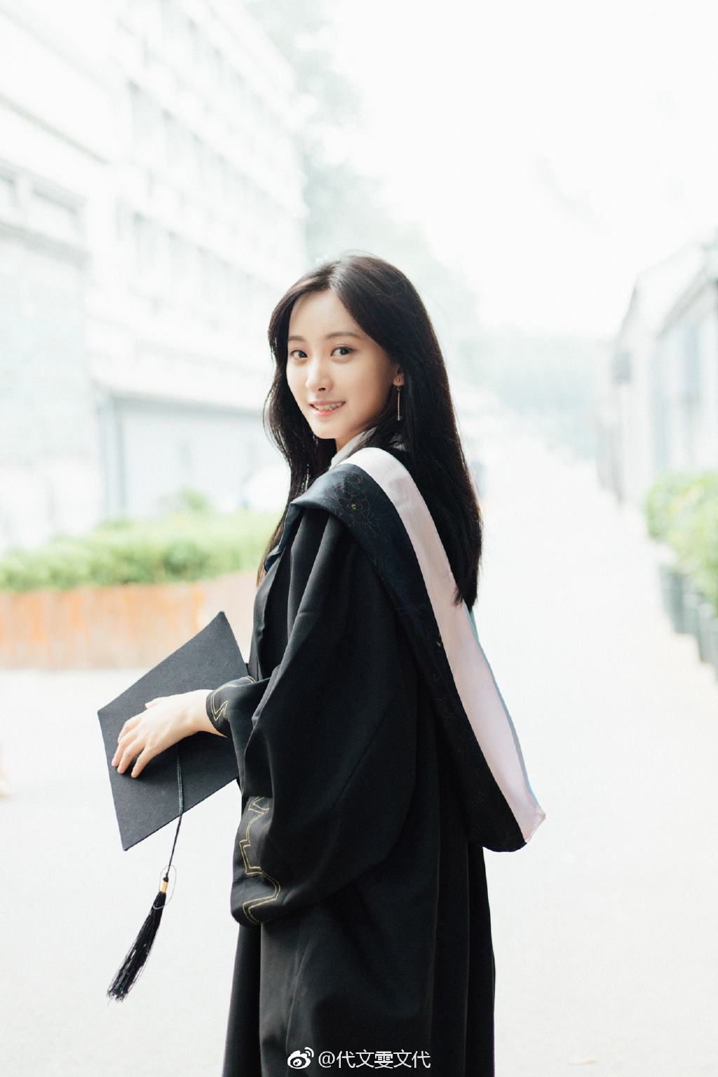 緯來戲劇台 - #白髮皇妃花絮照片分享 飾演🌷雅璃姑娘🌷的 #代文雯 劇中情路坎坷⚡️...