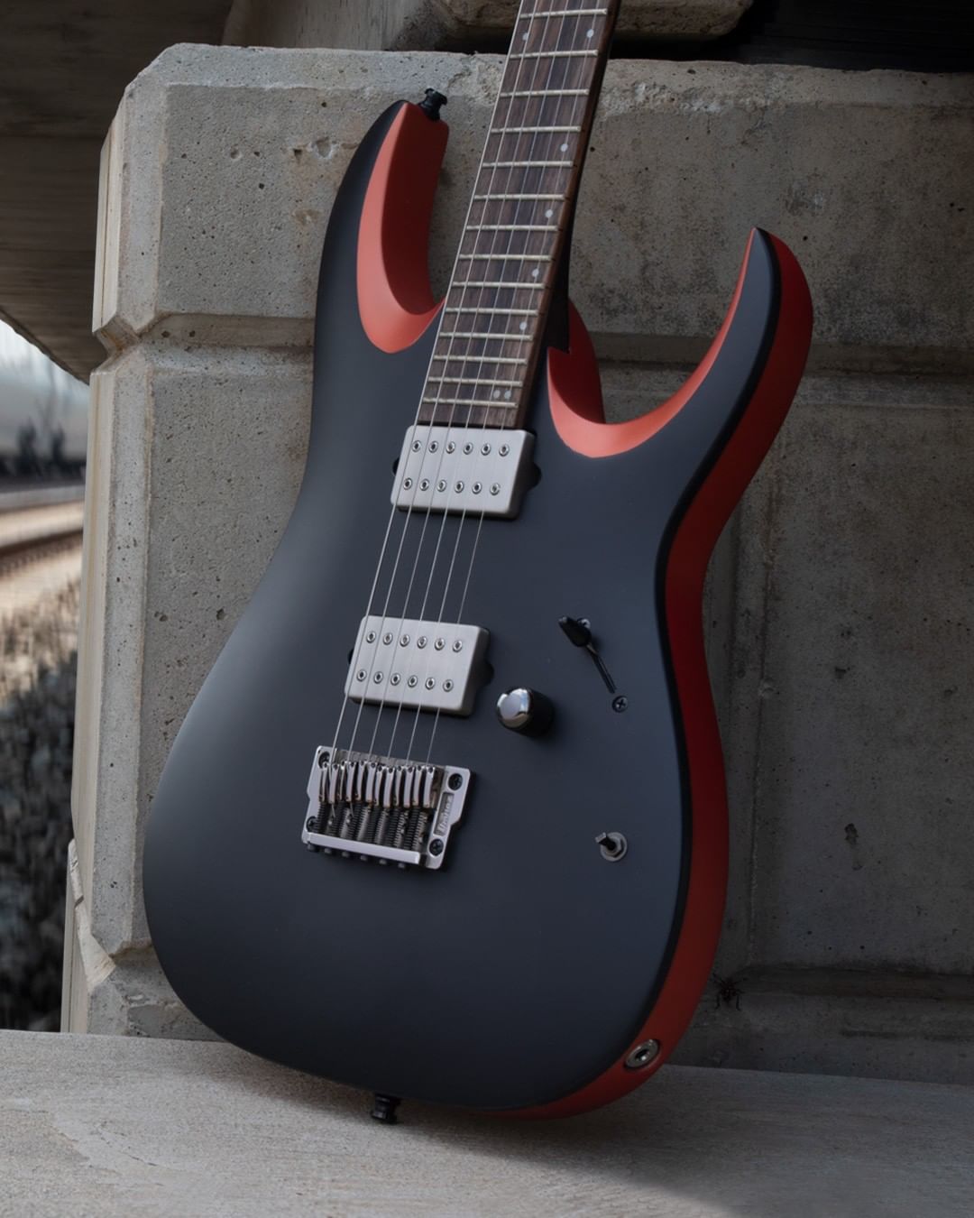 The RGD61ALMS is a flamed top, multi-scale, Axion Label power axe