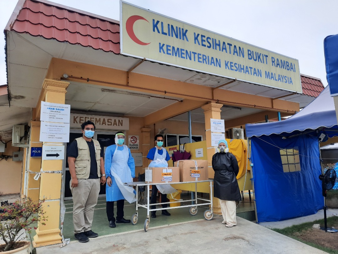 Mercy Malaysia 100 Each Of Isolation Gowns Head Covers Shoe Covers And Face Shields Were Distributed To Klinik Kesihatan Bukit Rambai In Melaka On 6 May The Distribution Done In Collaboration