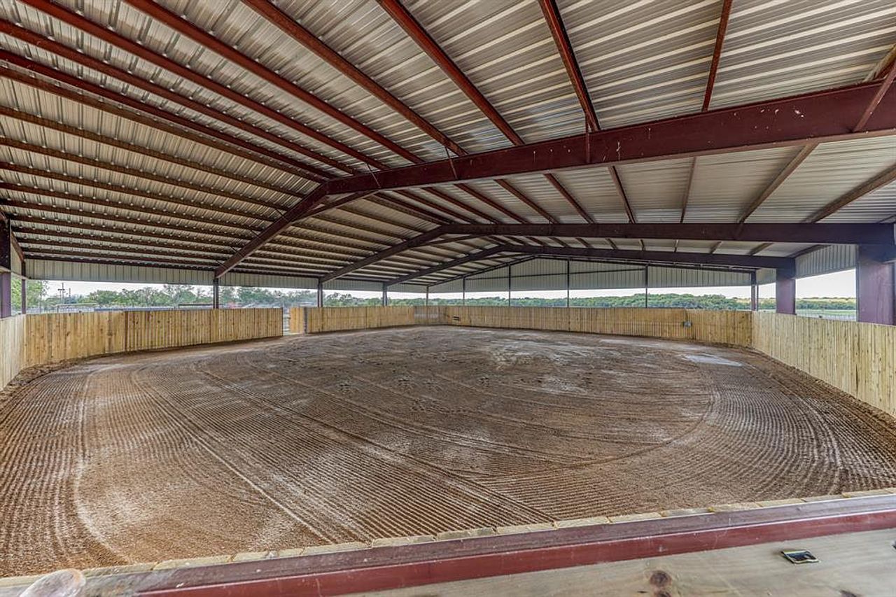 Tx Horse Properties - 23.5 ACRE RANCH, 2 HOMES, 5-STALL SHOW BARN, 8 ...