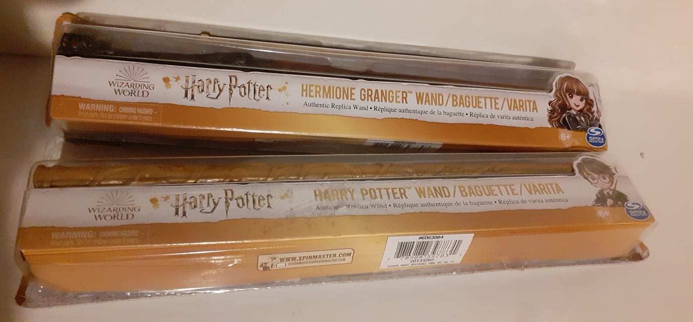 Support Baguette Poufsouffle - The Noble Collection Harry Potter - Présentoir Officiel 20 Cm Doré Avec Blasons, Idéal Pour Collectionneurs Et Fans