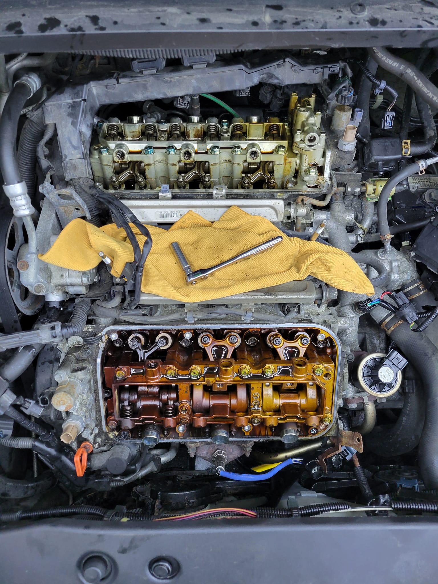 Why is one valve cover bank cleaner than the other on my Honda 