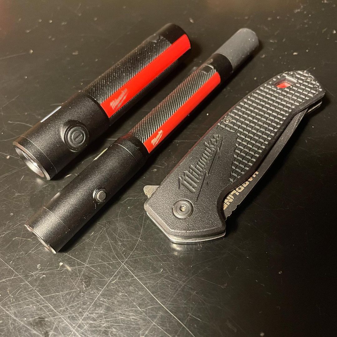 milwaukee everyday carry flashlight Watch My carry! REVIEW: 100 Lumens Penlight on Amazon Live Milwaukee Rechargeable 500L Everyday Carry Flashlight w/ Magnet Rechargeable 500L Everyday Carry Flashlight w/ Magnet allows you to work hands Milwaukee Everyday Carry Flashlight with
