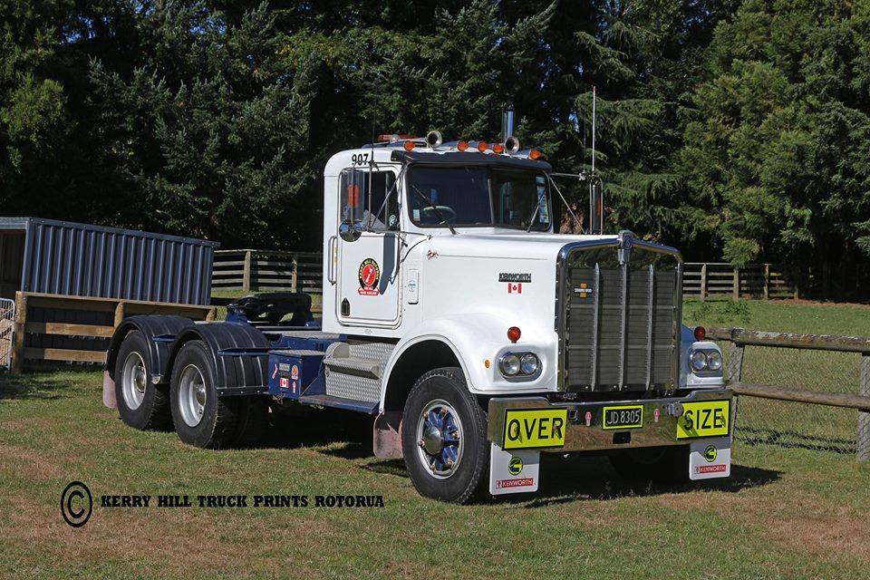 1974 LW900 Kenworth 350 Cummins 13 speed road ranger Canadian