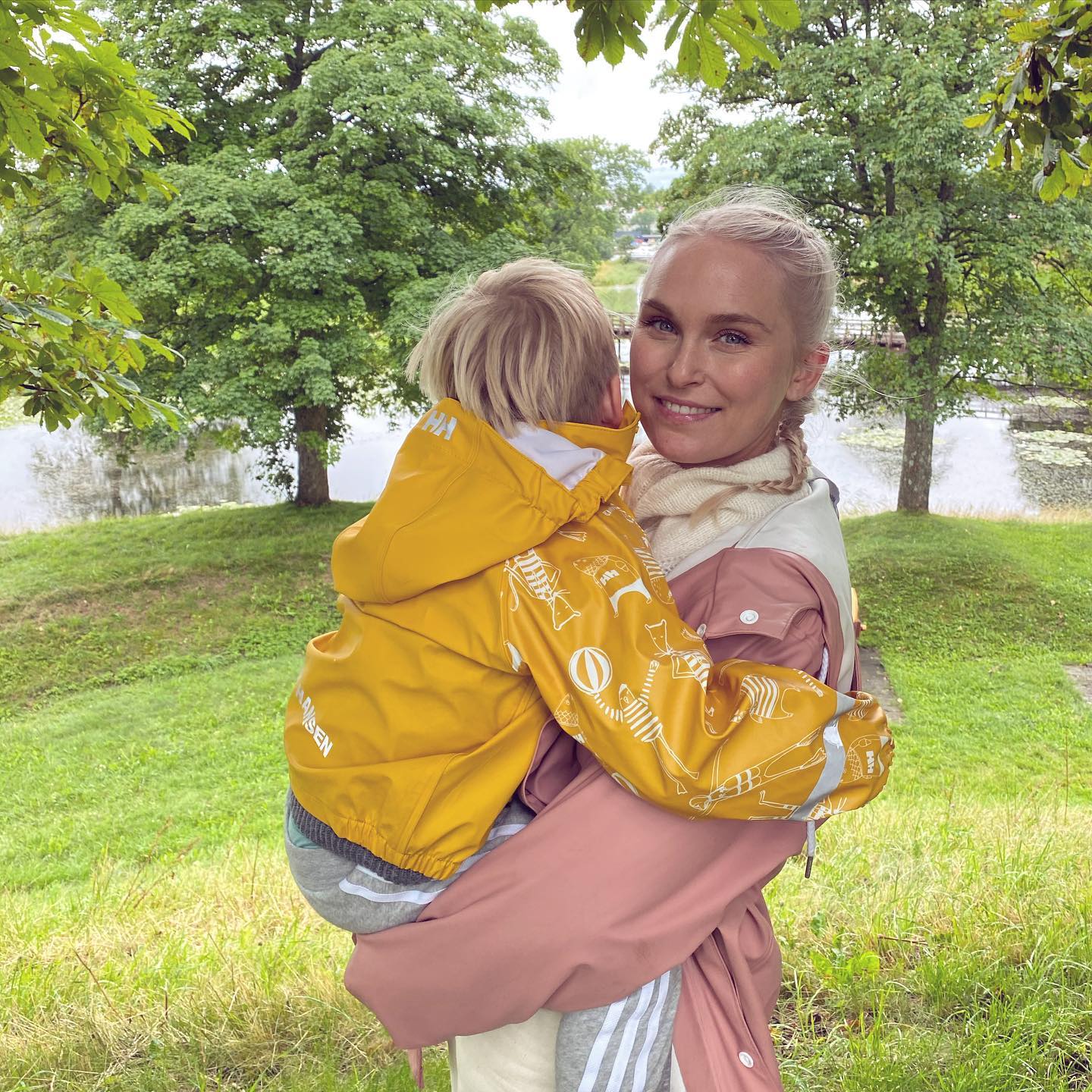 Eva - Han blir heldigvis aldri for stor for ein bæreklem💛 (lover å ...
