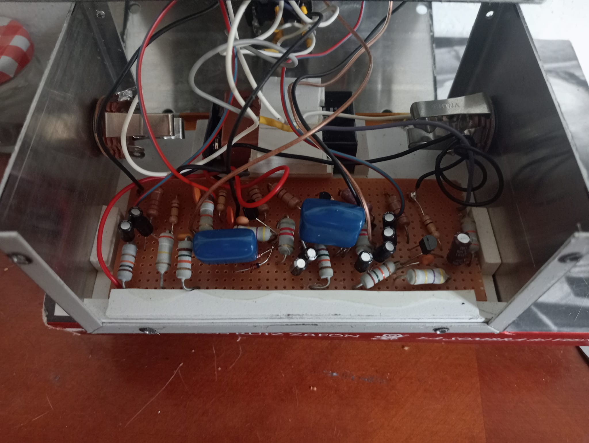 What is the circuit of a Yack YF-1 fuzz box?