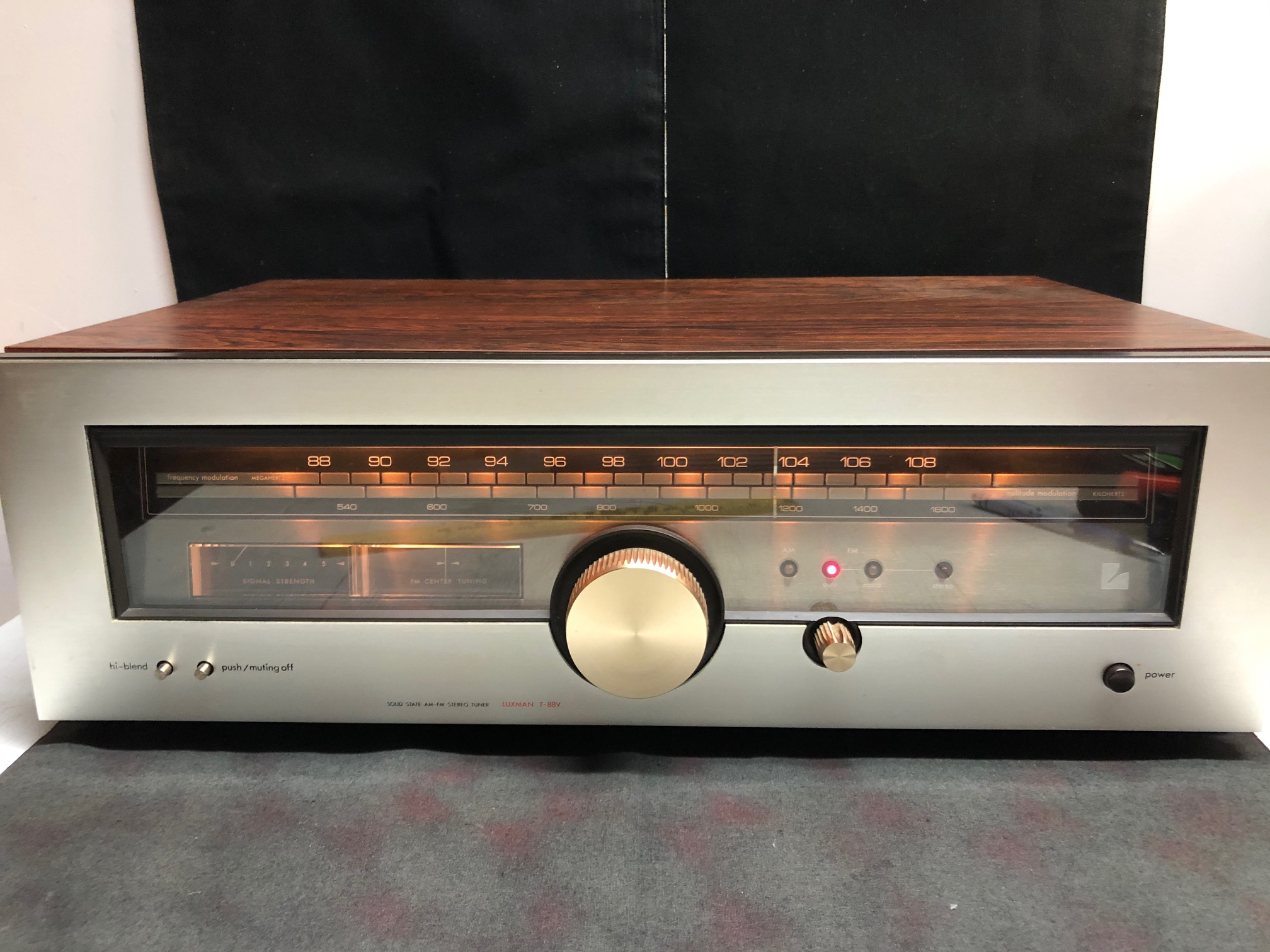 Today's estate sale find. A Luxman T-117 tuner.