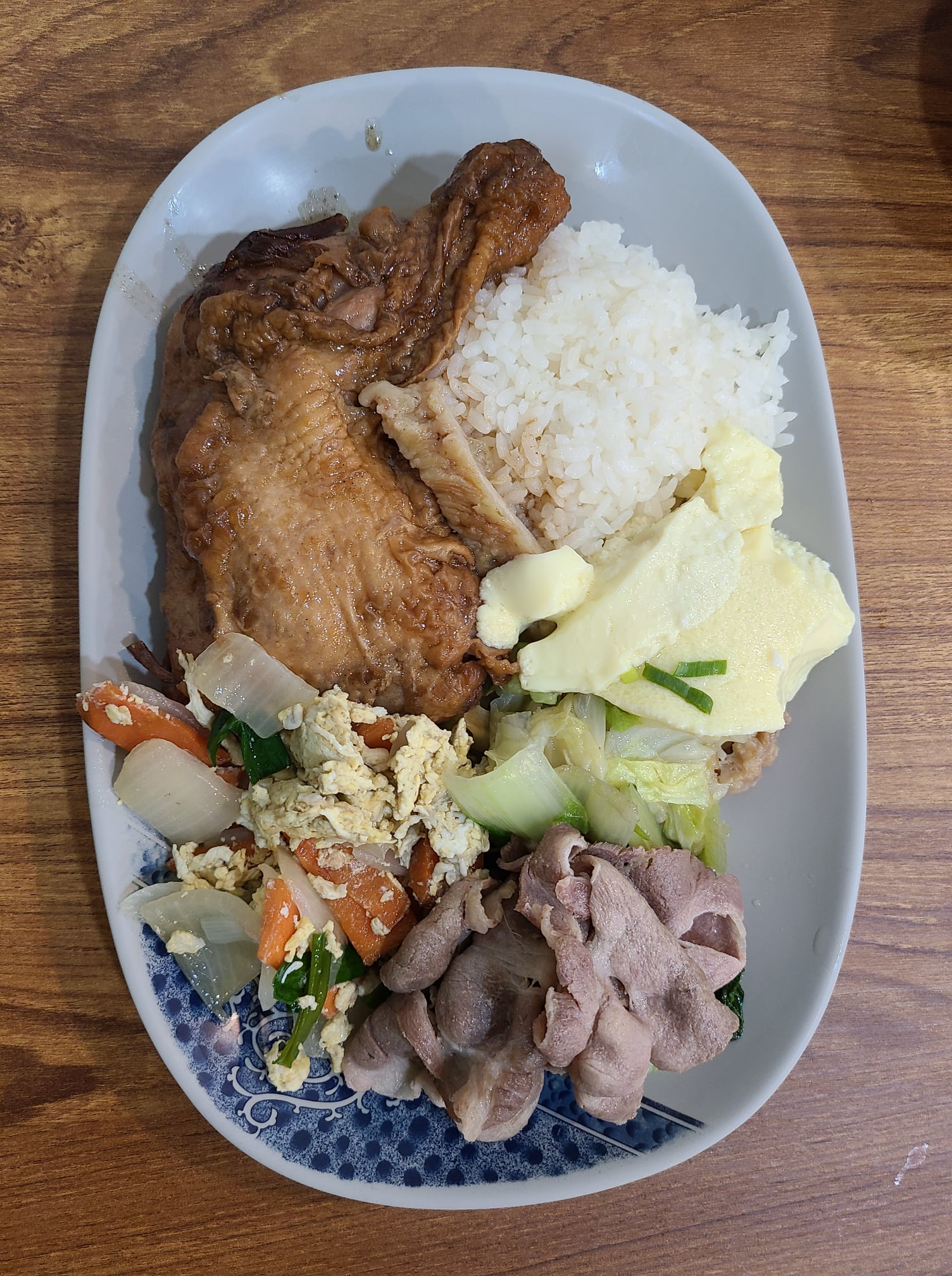逢甲瘋夜市 - 源久便當專賣 地點:逢大路麥味登旁 新開的便當店(大概二三個月有了） 配菜由店家配，... | Facebook