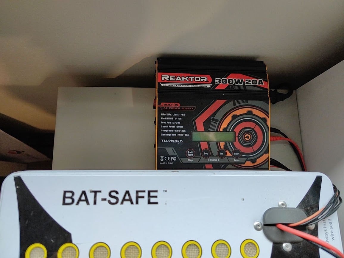 Can Reaktor 300W charger output 12V/2A for Whoop batteries?