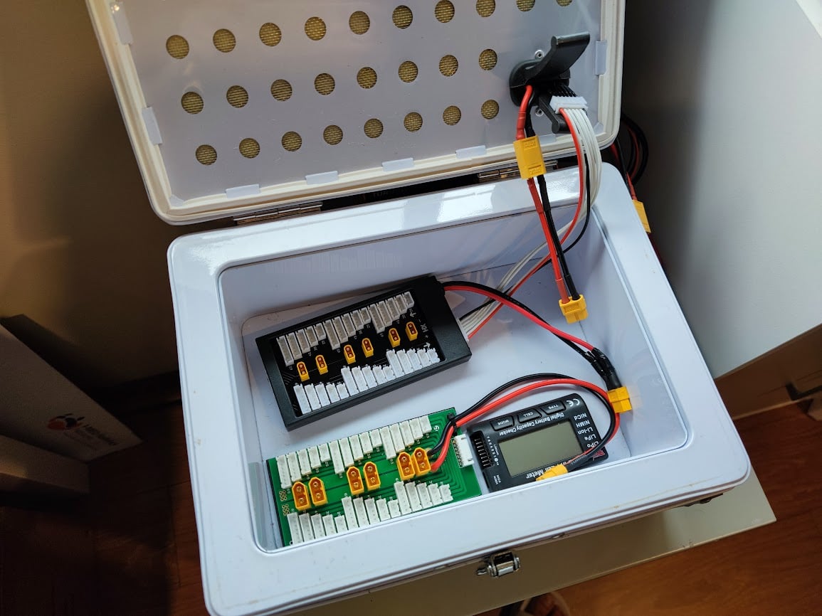 Can Reaktor 300W charger output 12V/2A for Whoop batteries?