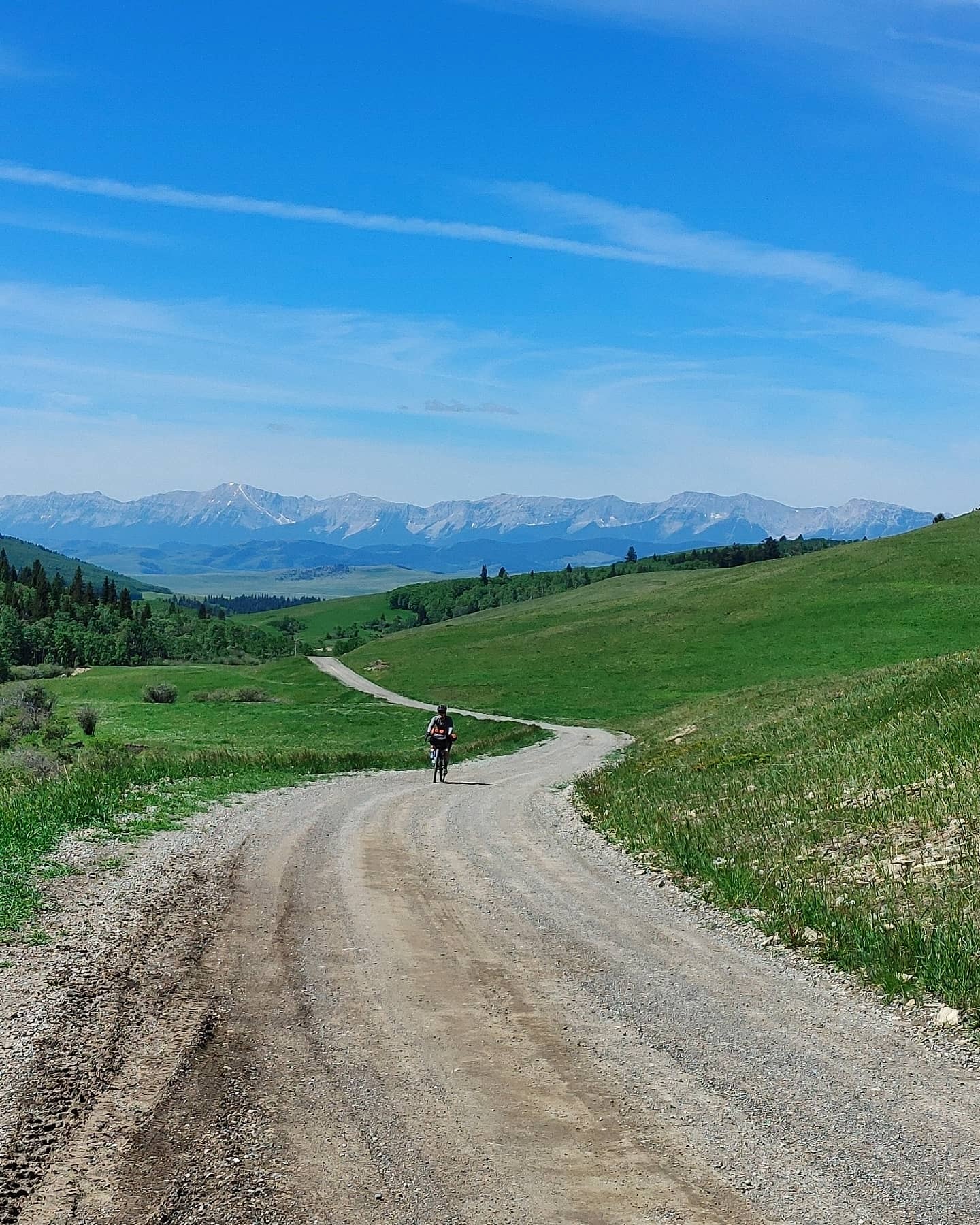 What are good gravel roads in southern Alberta near Porcupine Hills?