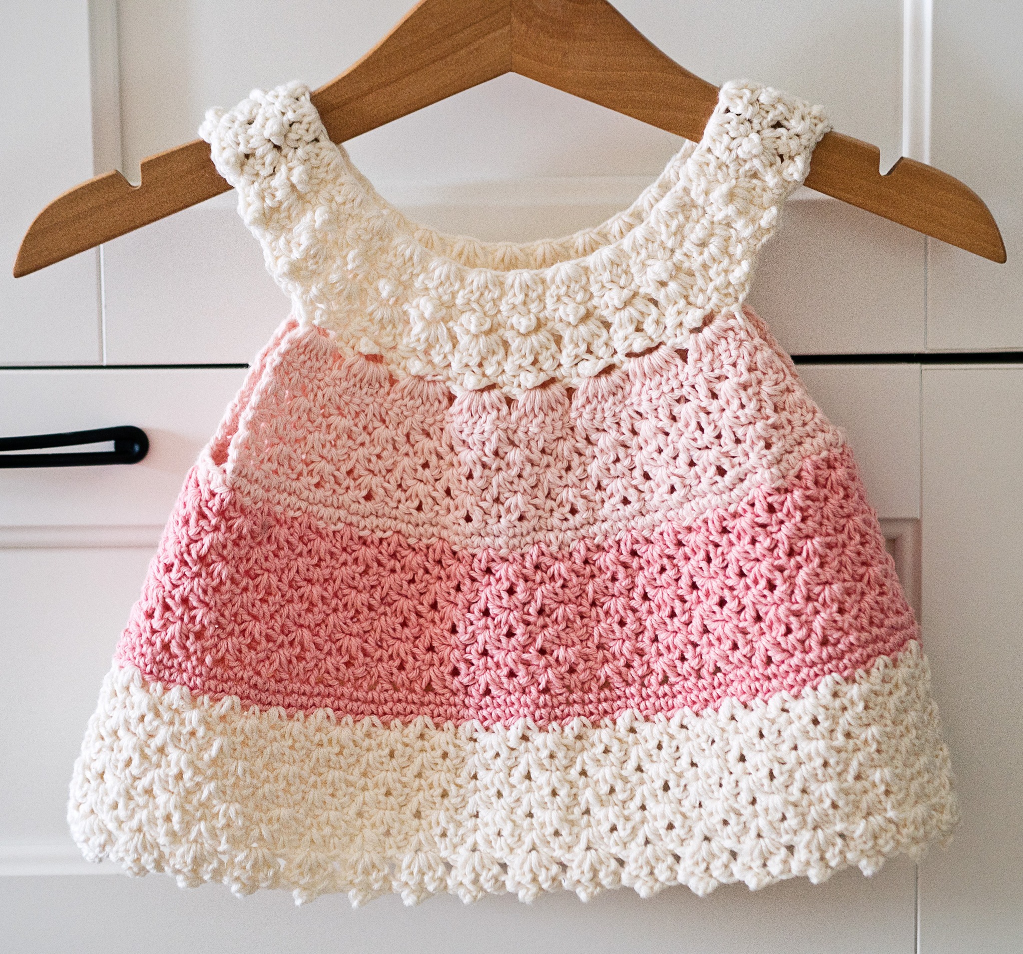 Finally I have something new to show you. It's Ombre Dress. Worked top down, seamless. The fabric is quite thick and not see through. I used three colors, but if you want