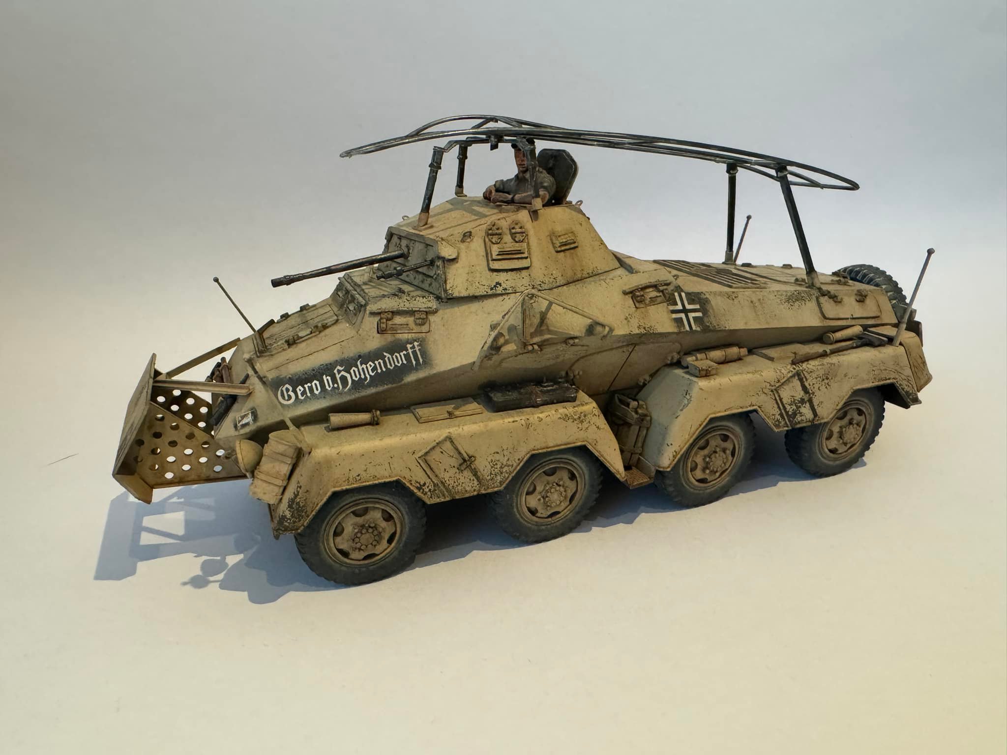 Tamiya 1:35 Sd.Kfz.223 Leichter Panzerspahwagen (Fu) - z elementami