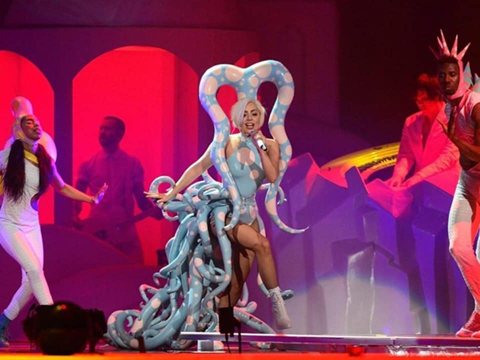 lady gaga sza dress 4 years ago, Lady Gaga helped SZA with her dress, and healed her instantly.  