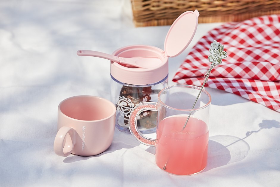 Spring edition products at Coffee Bean. ❤️ From glittery cups to